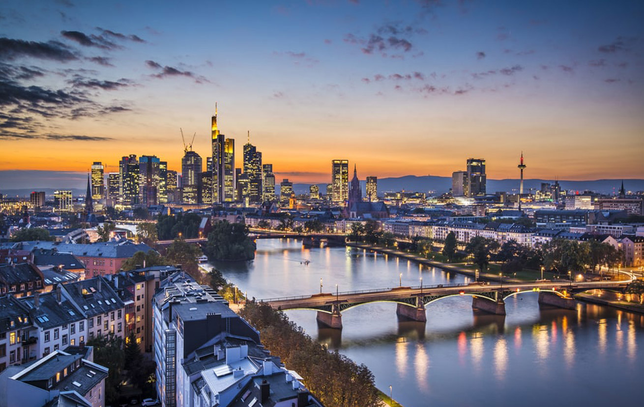 Skyline von Frankfurt am Main bei Sonnenuntergang – Veranstaltungsort des MEET GERMANY SUMMIT Rhein-Main.