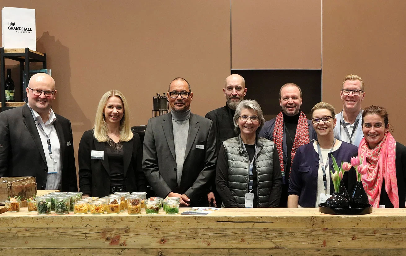 Das Team der Grand Hall Zollverein hinter dem Messestand auf der boe international in Dortmund.